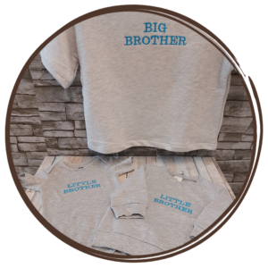 2 Pulover und ein Body bestickt mit Big Brother und Little Brother auf dem Rücken.